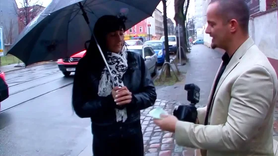 Reife deutsche Hausfrau in Leder Leggings bei Straßen Casting gefickt