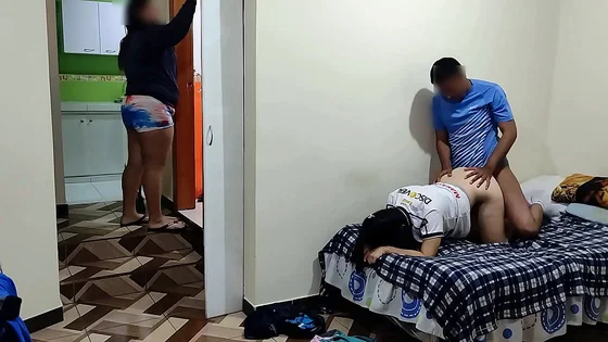 Mi vecina y yo follamos a escondidas de mi mujer cornuda, ella limpia y nosotros lo hacemos sin que ella nos vea, que rico es meterle mi gran polla a mi vecina