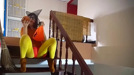 HALLOWEEN 2021 SCOOBY DOO, Velma Dinkley Yellow pantyhose Performing in old house at stairway. Regina Noir