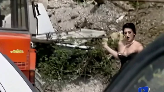 Coralie Trinh Thi, coincée avec un pervers, elle prend goût à sa bite
