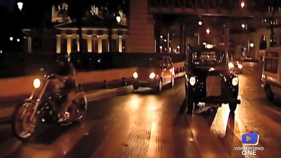 Lilith et Adrianna, deux belles salopes, s'offrent une orgie dans le taxi